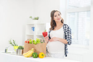 Schwangere mit gesunden Lebensmitteln