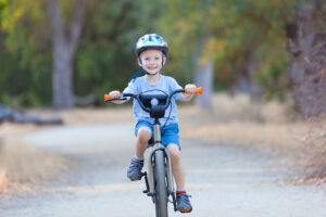 Kleinkinder Fahrrad fahren beibringen