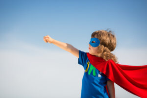 Junge im Superhelden-Kostüm