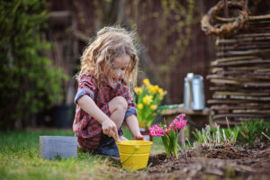 Kind beim gärtnern