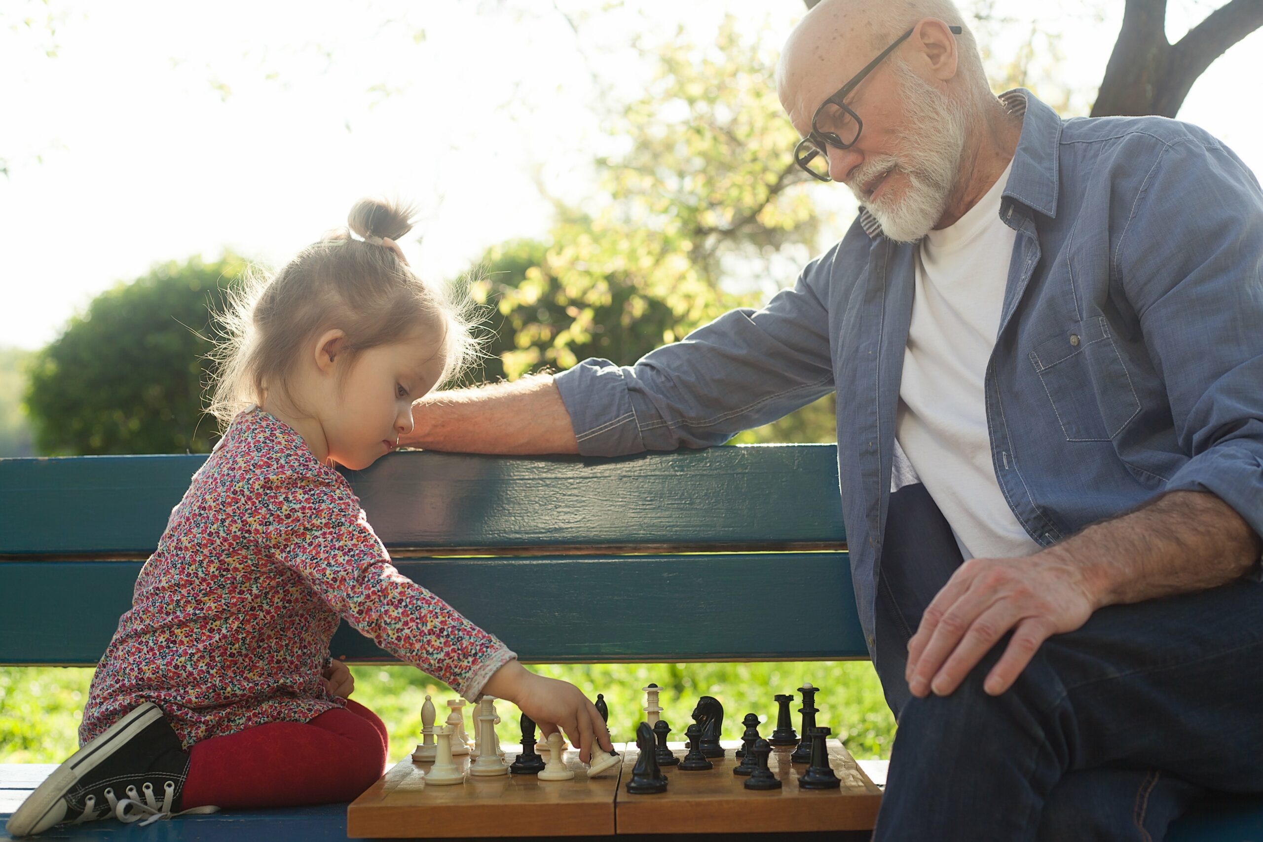 opa spielt schach mit enkelin.