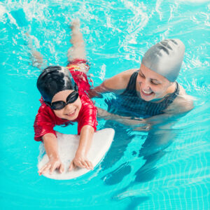 Schwimmen lernen Kind Anleitung