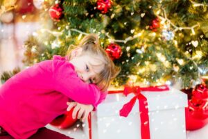Kind wartet auf ein Geschenk