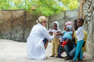 Ärztin hilft armen Kindern