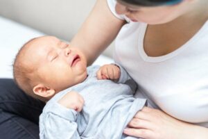 neugeborenes weint aufgrund von bauchschmerzen