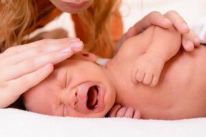 Mutter will Baby nicht schreien lassen und beruhigt es sanft