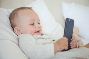 Baby spielt mit einem Smartphone