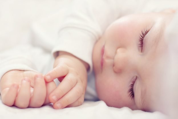 Wieso Babys meist tagsüber schlafen