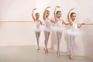 Mädchen beim Ballett-Unterricht