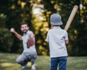 Vater und Sohn spielen Baseball zusammen