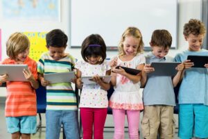 kinder mit tablets als symbol fuer digitales lernen in der grundschule