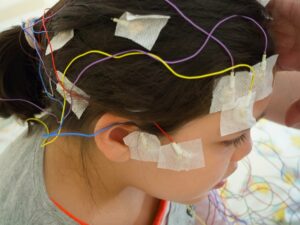 Kind mit EEG-Elektroden