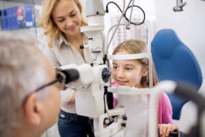 kleines Mädchen beim Augenarzt