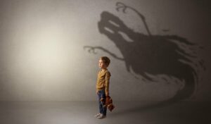 Kind hat Angst vor einem Schatten
