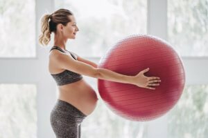schwangere mit einem gymnastikball