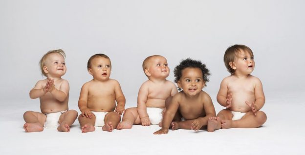 Verschiedene Haarfarben sind bei Babys völlig normal