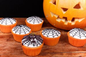 Halloween-Muffins mit Spinnennetzen