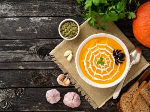 Halloween-Suppe mit Spinne
