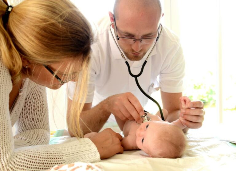 Ärzte untersuchen Baby