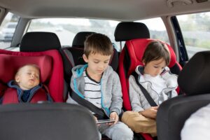Kinder beschäftigen im Auto