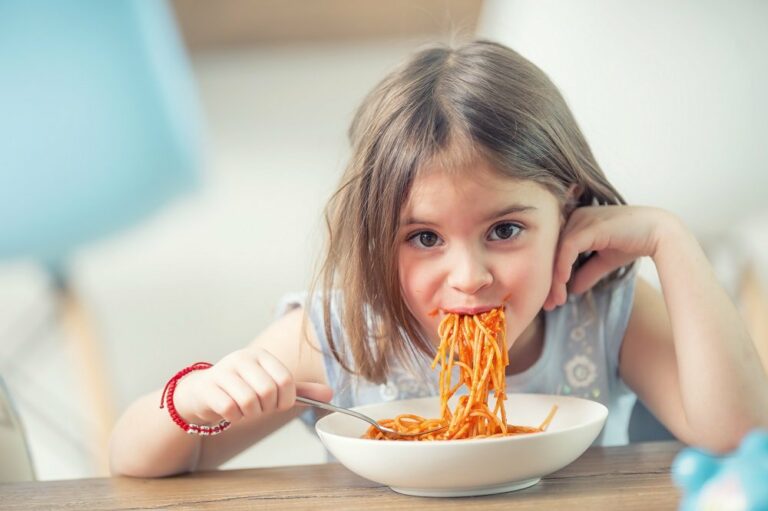 kind isst spaghetti