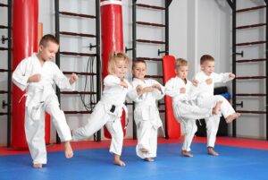 Kinder beim Karate-Training