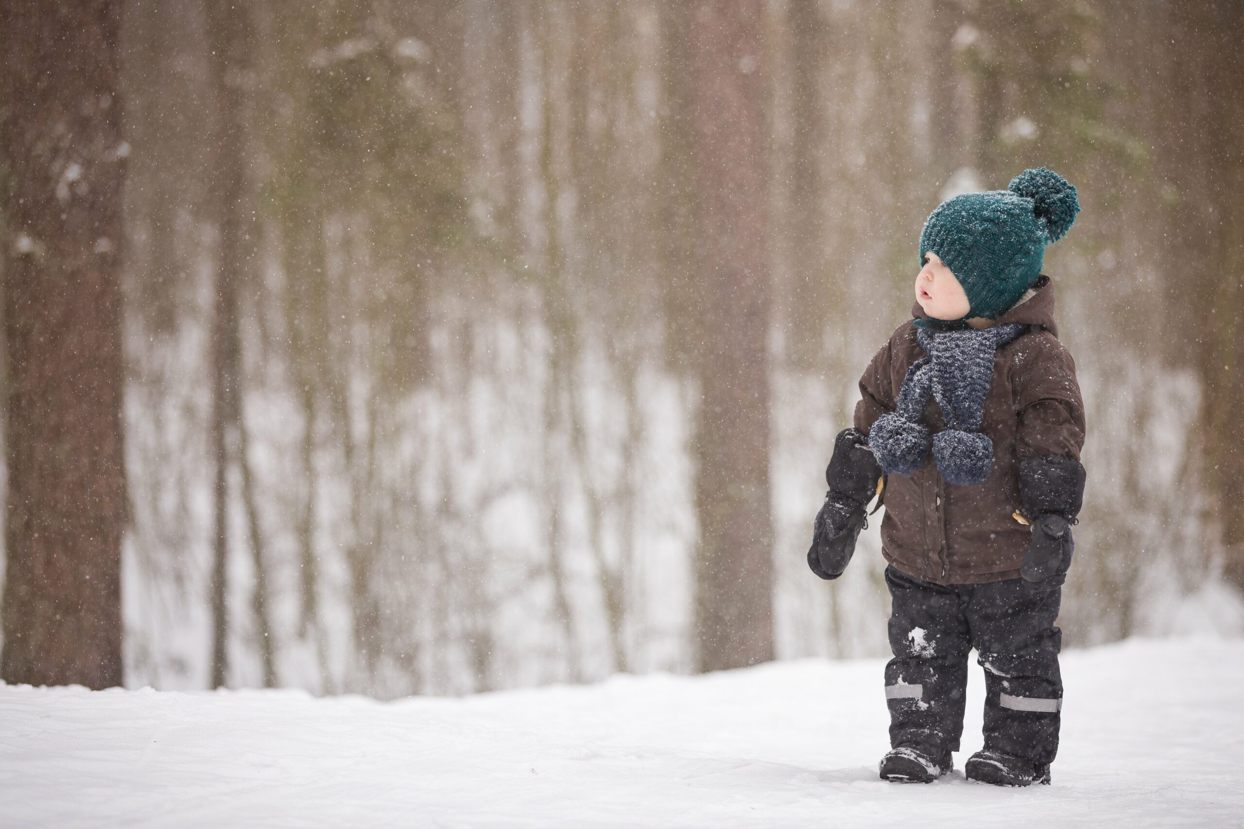 Kleinkind in Winterkleidung im Wald