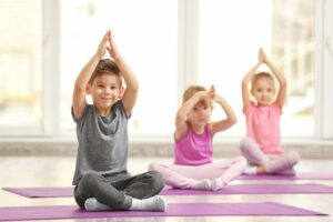 eine grupe kinder betreibt yoga