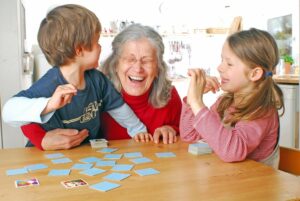 Oma spielt mit Enkelkindern Memory