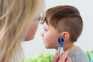 Ohrenuntersuchung Kind beim Arzt