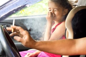Kind bekommt im Auto extrem viel Rauch ab