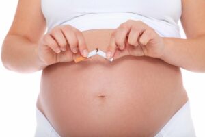 schwangere hoert mit dem rauchen auf