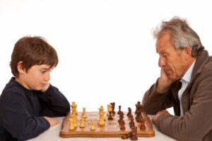 Großvater spielt gegen Enkelsohn Schach