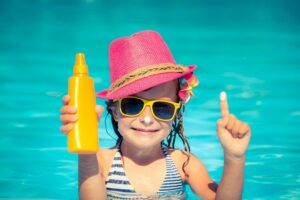 Kind mit Sonnenschutz im Wasser
