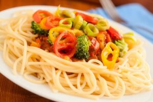 Spaghetti mit Gemüse auf einem Teller