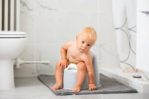 Sauberkeitserziehung im Badezimmer Kind auf dem Töpfchen