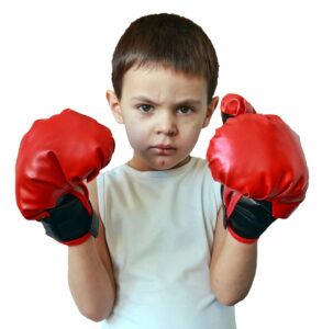 Kind mit Boxhandschuhen ist verletzt