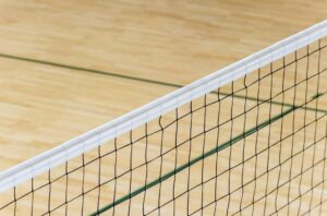 ein volleyballnetz in einer sporthalle