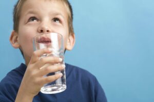 Kind beim Wasser trinken
