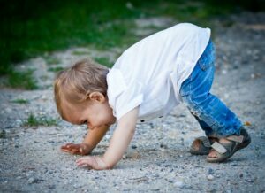 Kind krabbelt auf Boden